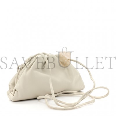 BOTTEGA VENETA BUTTER CALFSKIN THE MINI POUCH CHALK  (21*11*5cm)