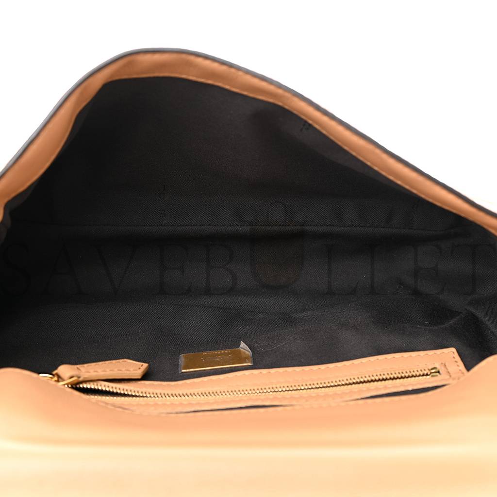 FENDI NAPPA FF 1974 EMBOSSED BAGUETTE MIELE SCURO (25*17*5cm) FENDI NAPPA FF 1974 EMBOSSED BAGUETTE MIELE SCURO (25*17*5cm)